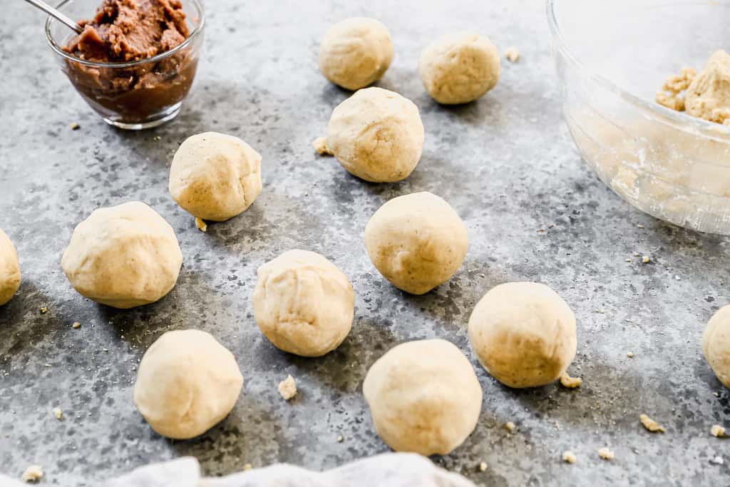 Dough or masa into balls 